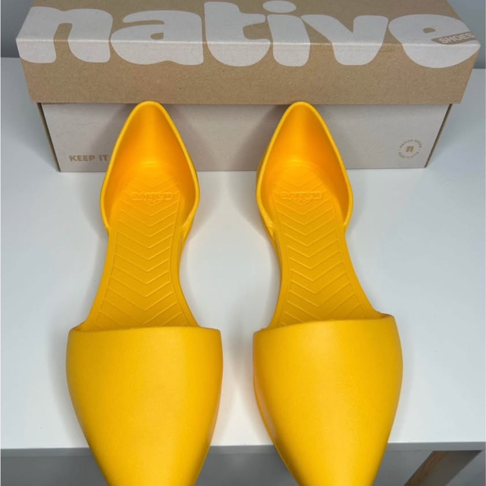 Native Women's Audrey Flats in Groovy Yellow - Picture 2 of 5